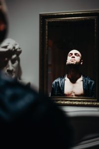 men looks into the mirror
